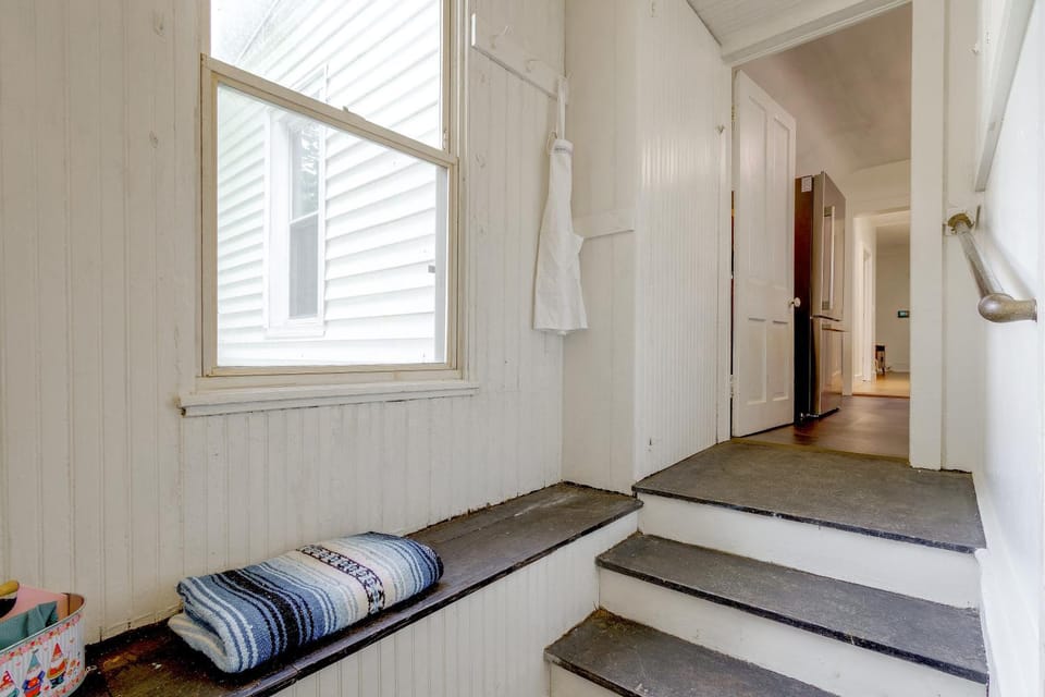 Cozy 3-Bedroom Home close to ISU & IWU, Sleeps 6 House in Bloomington