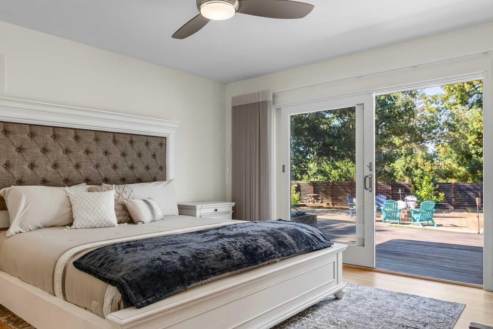 The Gravenstein - Sebastopol orchard retreat with hot tub fire pit & game room House in Santa Rosa