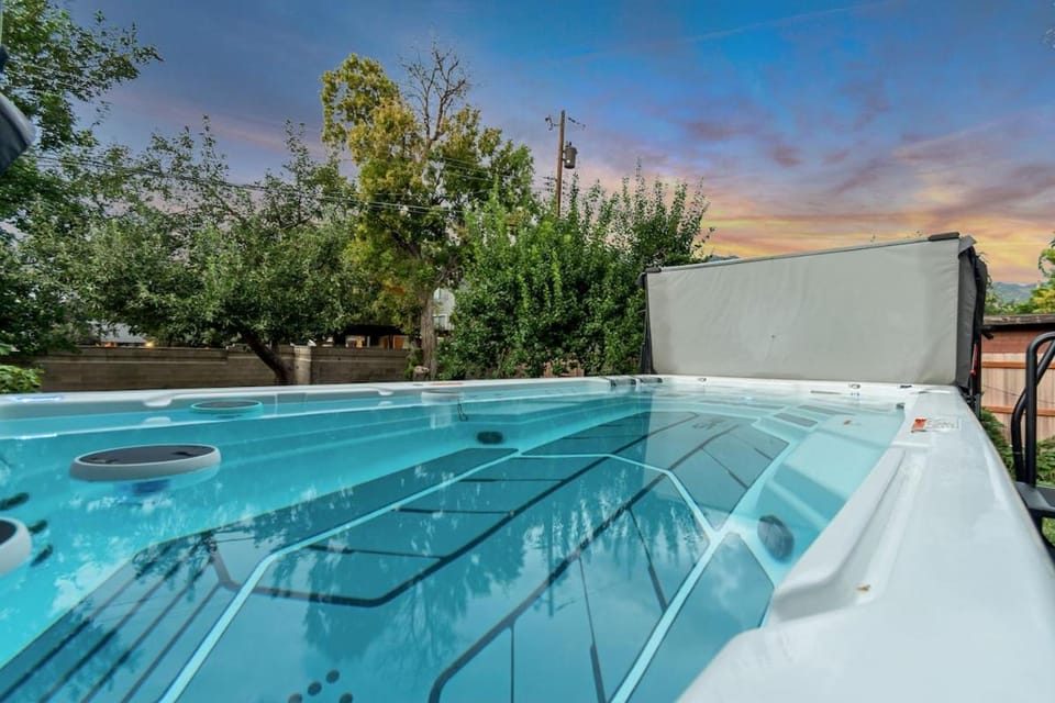 Hot Tub, Swimming pool
