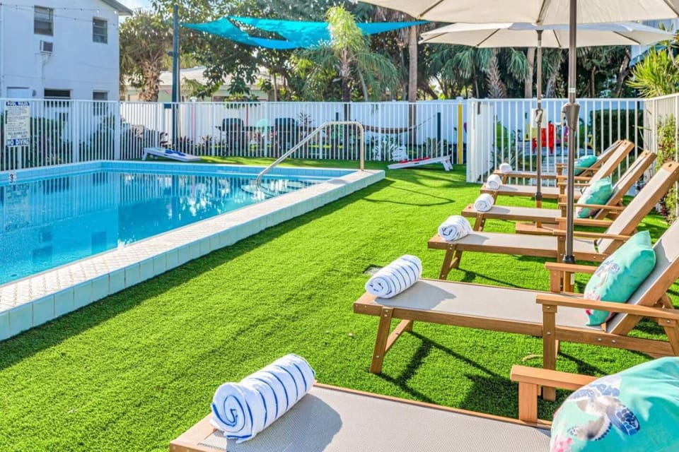 Kemps Ridley 6, Oceanfront Studio, Heated Pool Apartment in Lauderdale-by-the-Sea
