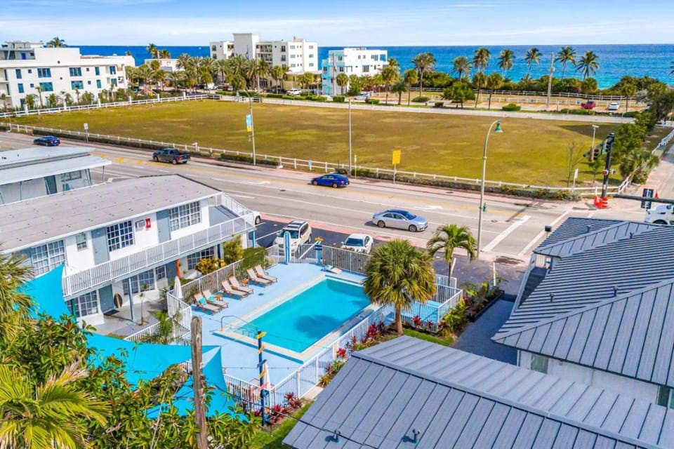 Kemps Ridley 6, Oceanfront Studio, Heated Pool Apartment in Lauderdale-by-the-Sea