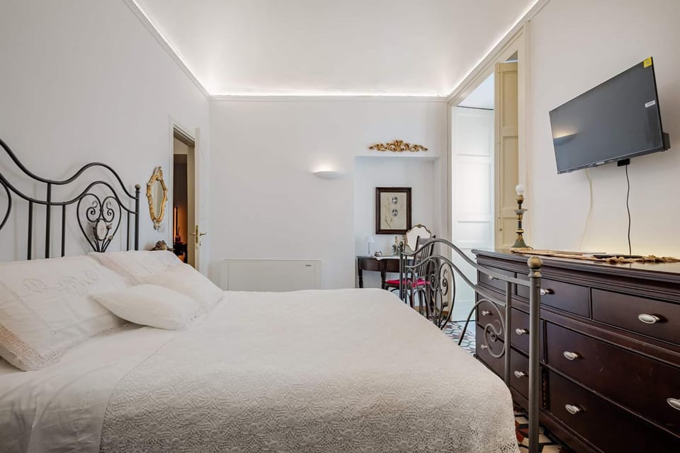 Bed, TV and multimedia, Photo of the whole room, Evening entertainment, Bedroom, wardrobe