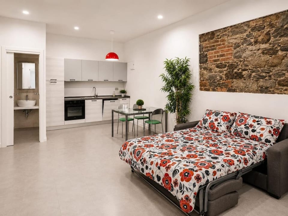 Kitchen or kitchenette, Dining area, stove