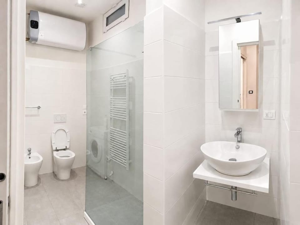 Shower, Toilet, Bathroom, bidet, towels