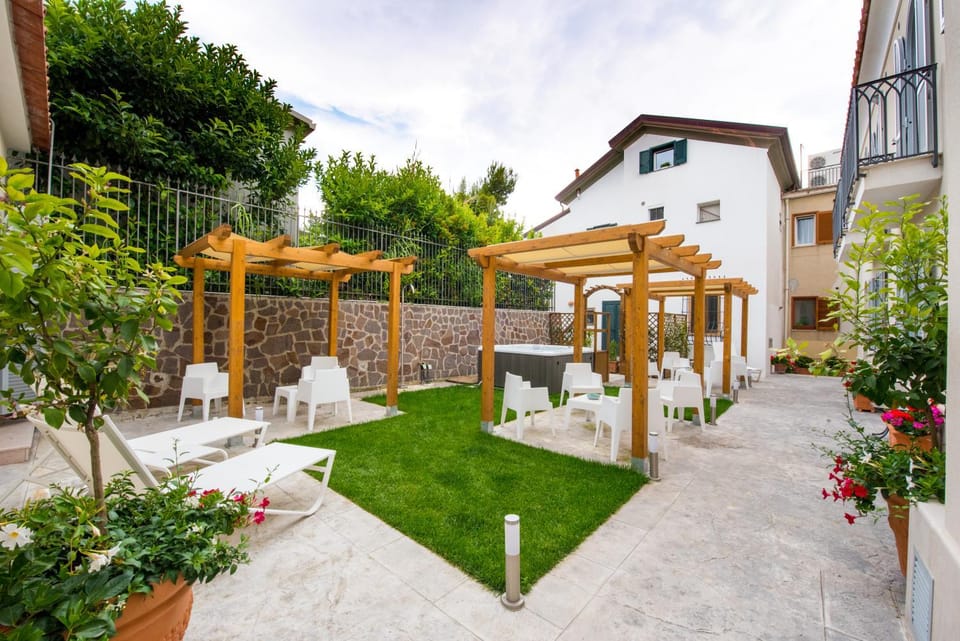 Patio, Spring, Day, Garden, Garden view, sunbed