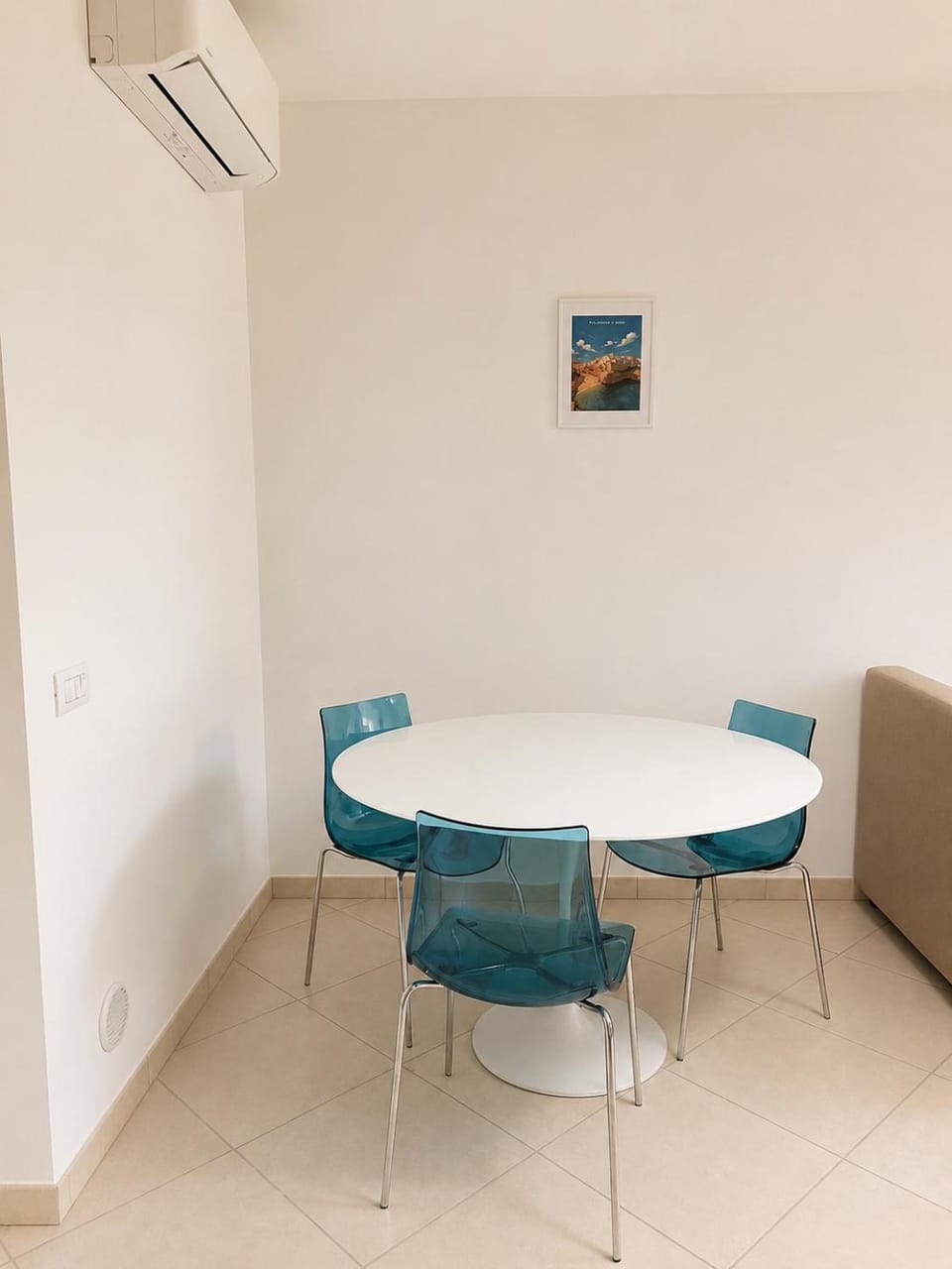 Living room, Seating area, Dining area, air conditioner