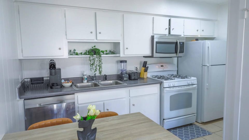 Coffee/tea facilities, Kitchen or kitchenette, Dining area, dishwasher, microwave, stove