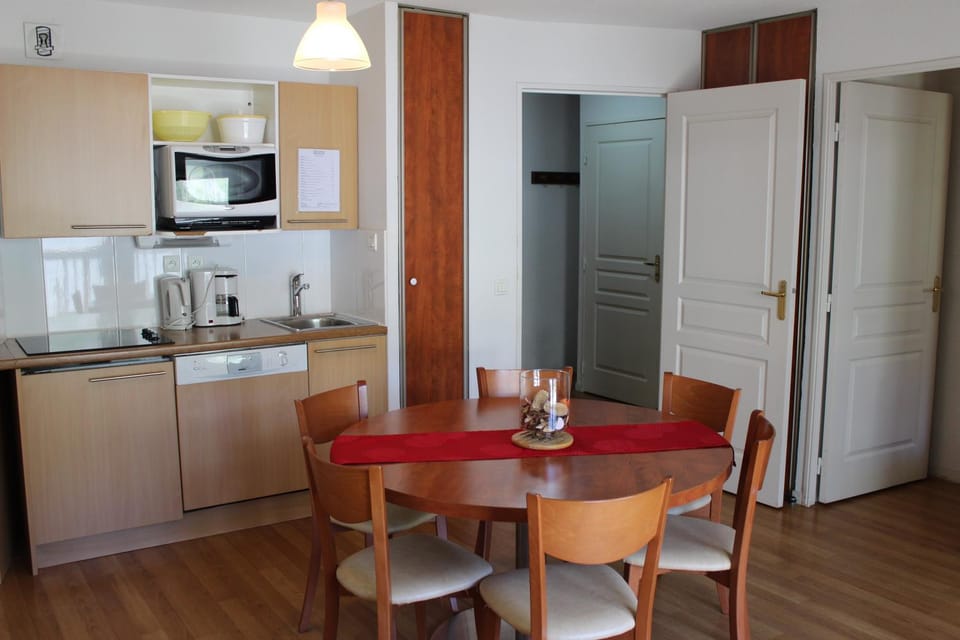 Kitchen or kitchenette, Photo of the whole room, Dining area