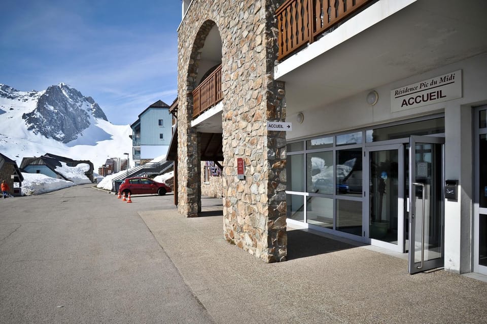 Facade/entrance, Winter