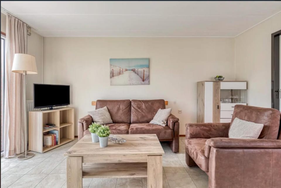 Communal lounge/ TV room, TV and multimedia, Living room, Seating area, Evening entertainment
