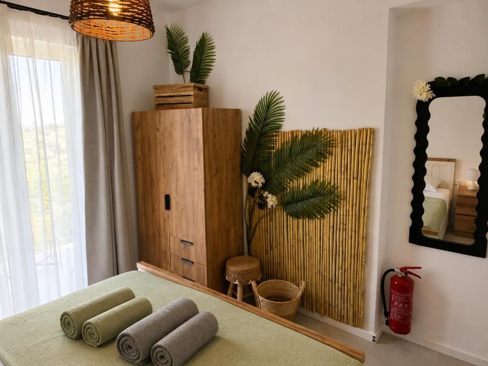 Photo of the whole room, Bedroom, wardrobe