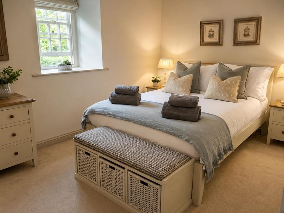 Waterside Cottage - Riverside Escape House in England