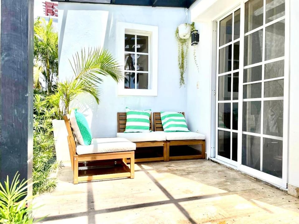 Property building, Patio, Day, Garden, Living room, Seating area, Garden view, sunbed