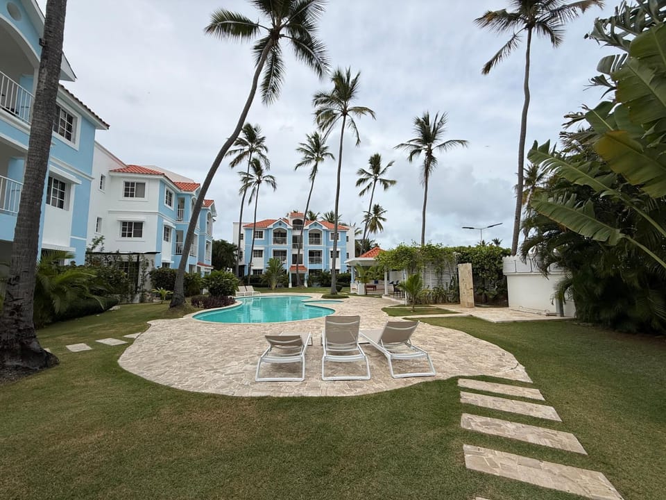 Property building, Communal lounge/ TV room, Spring, Day, Natural landscape, Garden, Evening entertainment, Garden view, Pool view, Swimming pool, sunbed