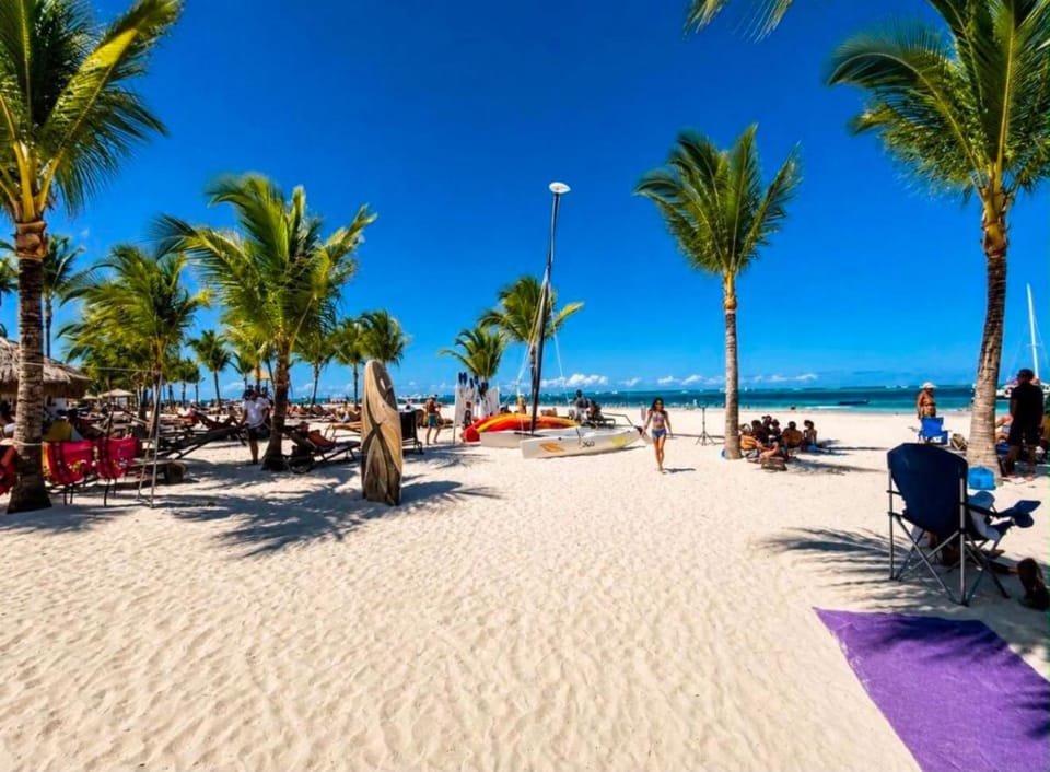 Nearby landmark, Spring, Day, People, Natural landscape, Beach, Evening entertainment, Sea view, group of guests, sunbed