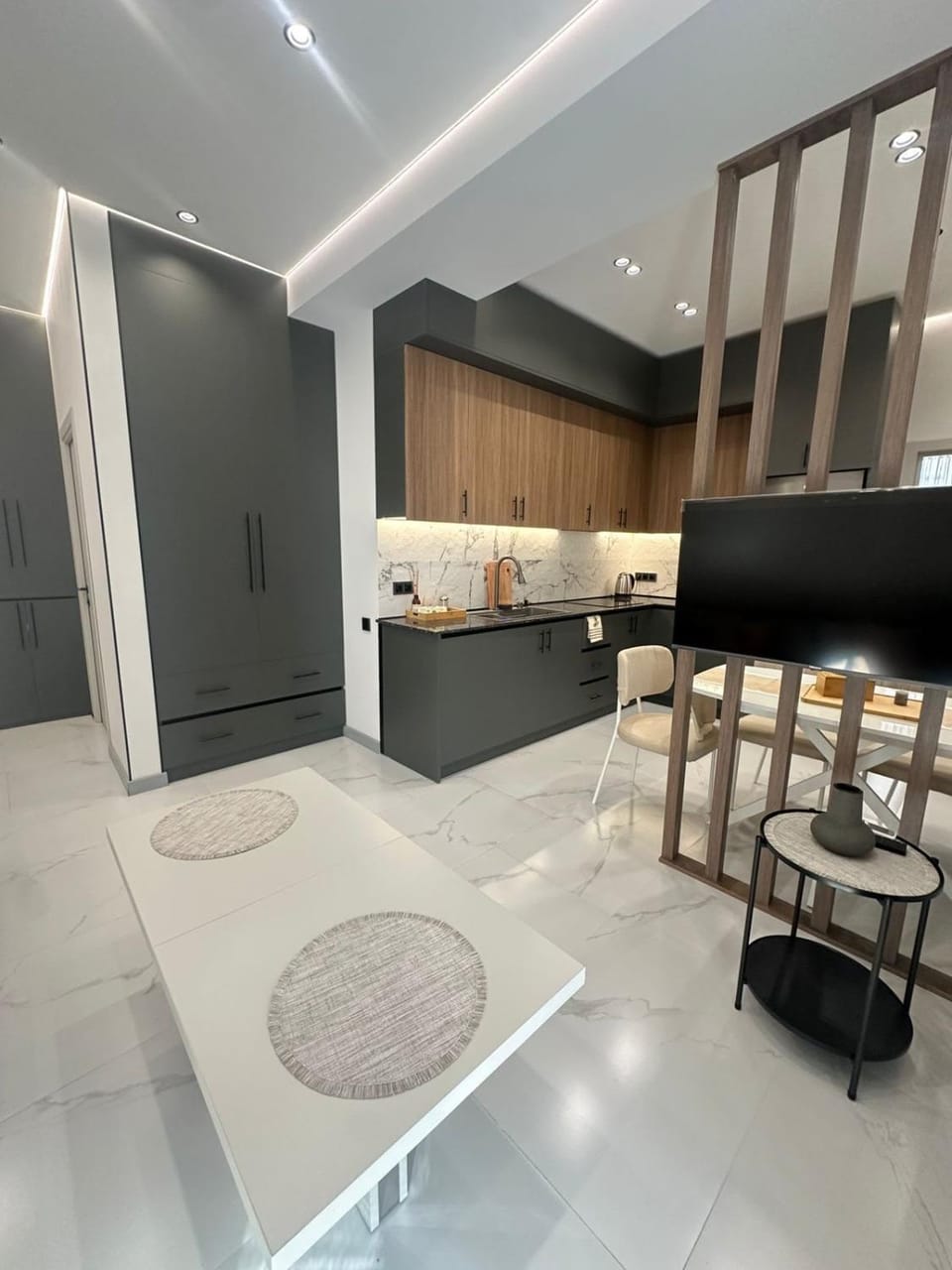 Kitchen or kitchenette, Living room, Seating area, Dining area, stove