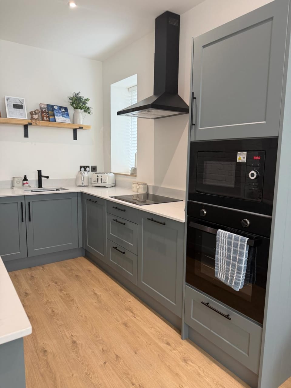 Kitchen or kitchenette, dishwasher, stove