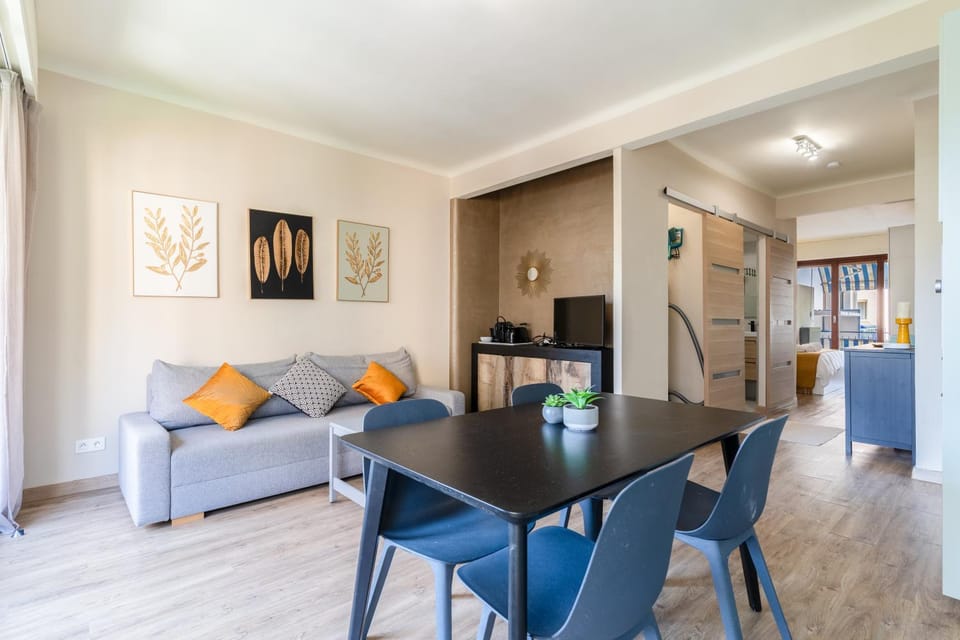 TV and multimedia, Living room, Dining area