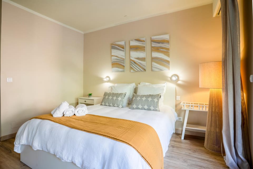 Bed, Bedroom, towels