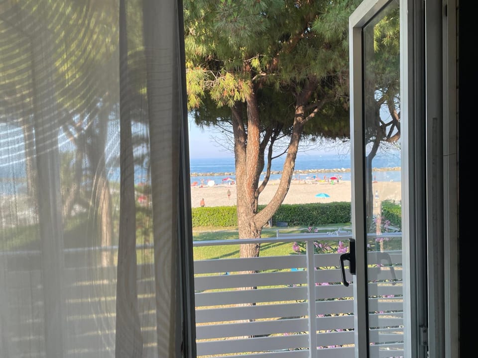 b&bonthebeachpda26 Bed and Breakfast in San Benedetto del Tronto