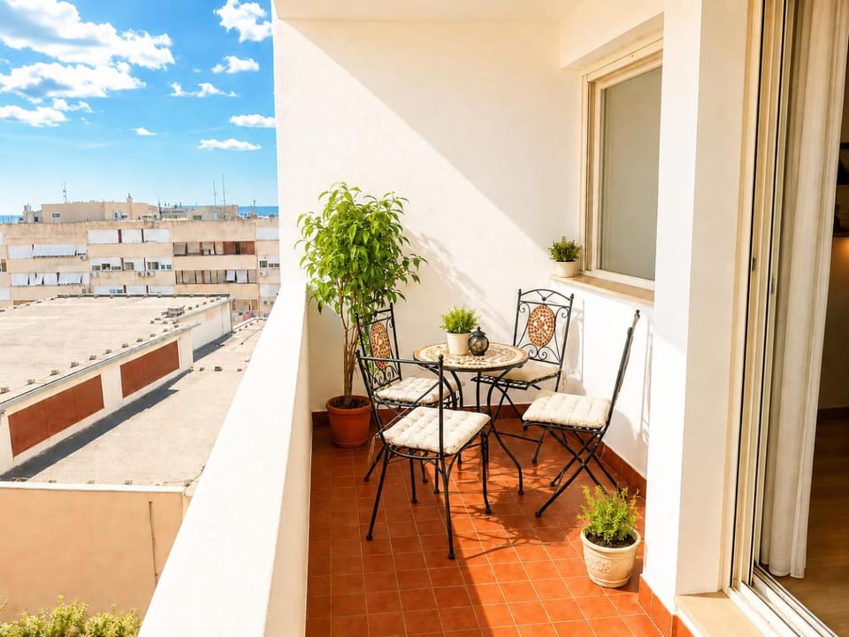 View (from property/room), Balcony/Terrace, Seating area, City view
