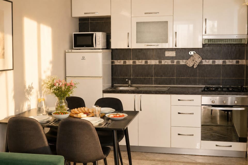 Coffee/tea facilities, Kitchen or kitchenette, Dining area, oven, stove, toaster
