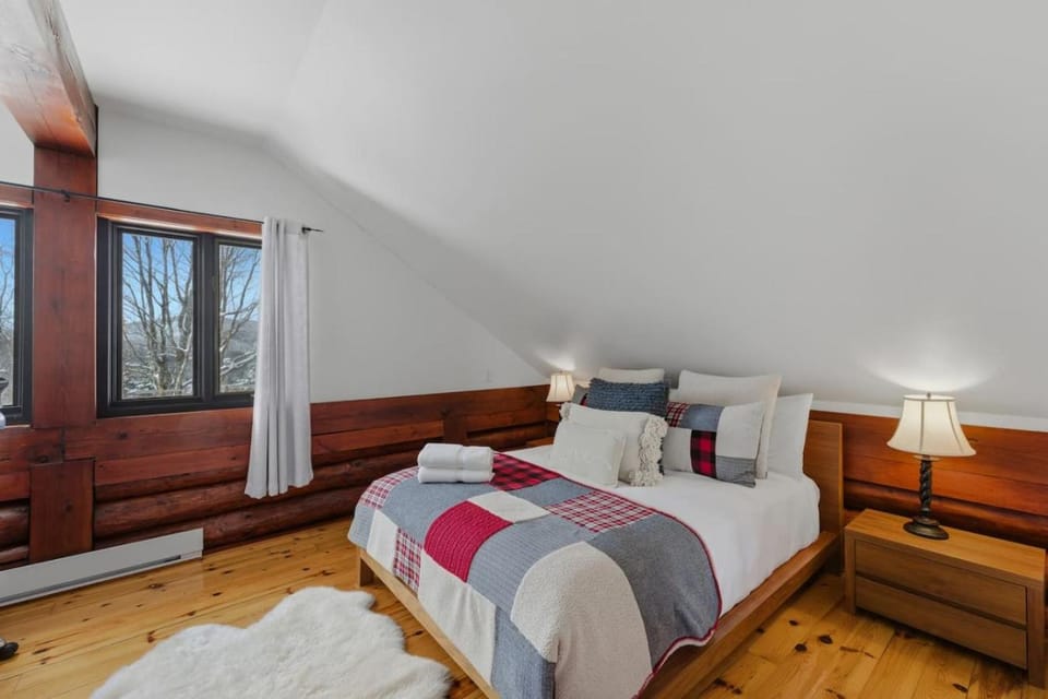 38 ecorce Lac Superieur House in Quebec