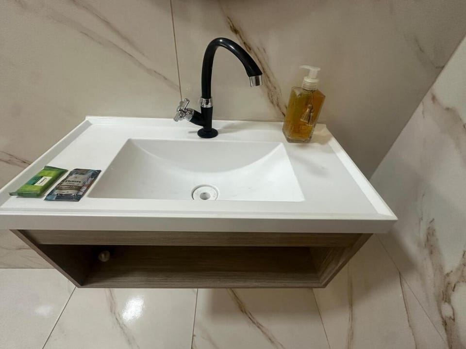 Quarto kitnet n 4 completo com banheiro e cozinha, ampla garagem no centro da cidade Apartment in State of Mato Grosso do Sul, Brazil