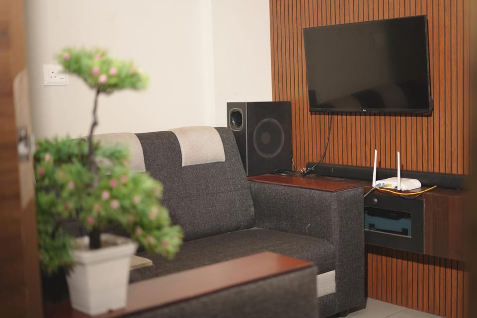 Communal lounge/ TV room, TV and multimedia, Living room, Seating area, Evening entertainment