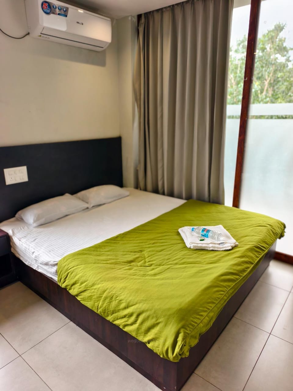 Bed, Photo of the whole room, Bedroom, towels, air conditioner