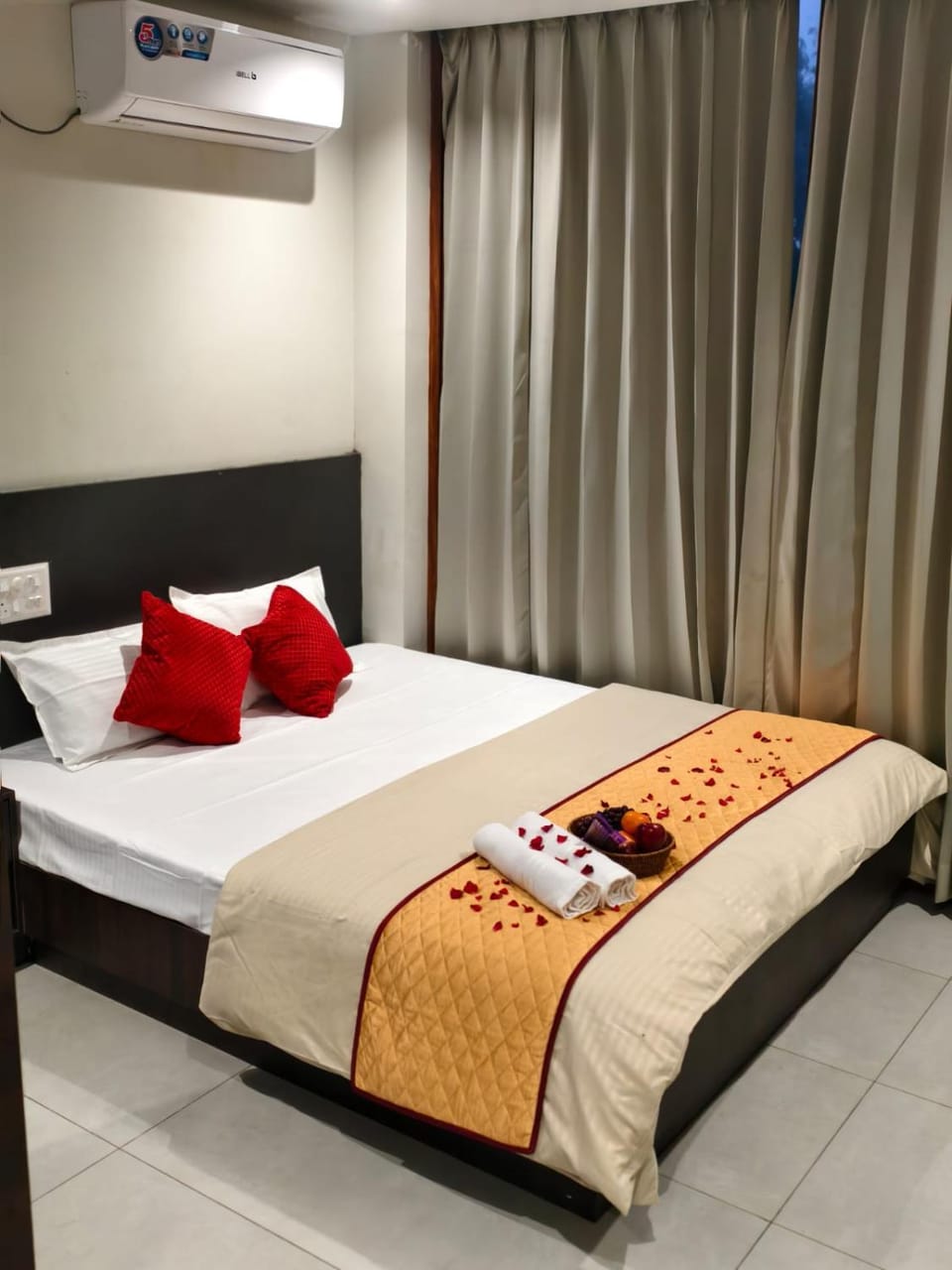 Bed, Photo of the whole room, Bedroom, air conditioner