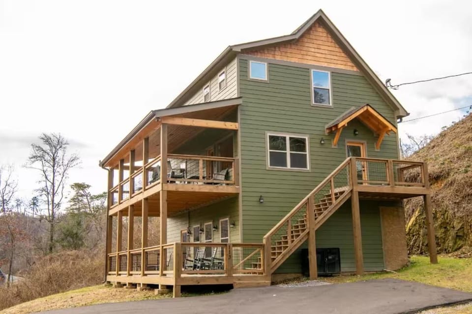 4BR Smoky Mtn Lodge | Games, Hot Tub, Fire Table House in Gatlinburg