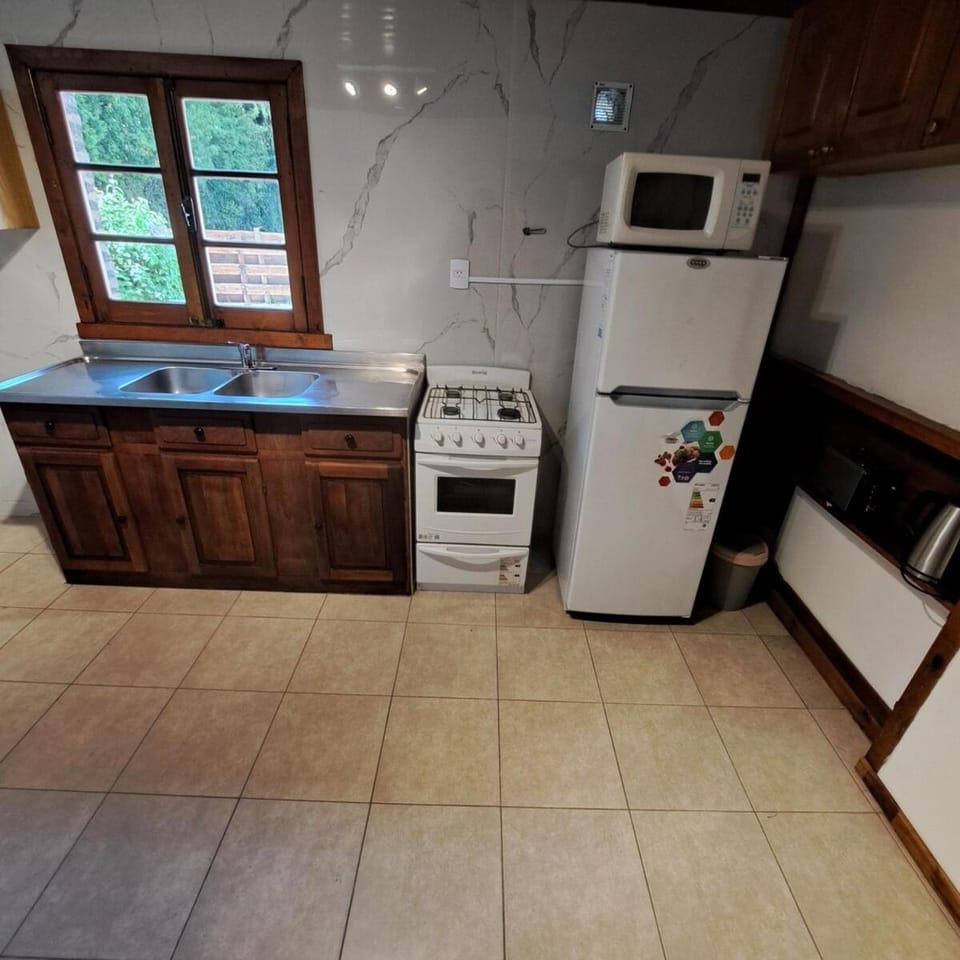 Kitchen or kitchenette, microwave, oven, pet friendly, toaster