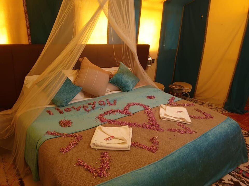 Bed, towels