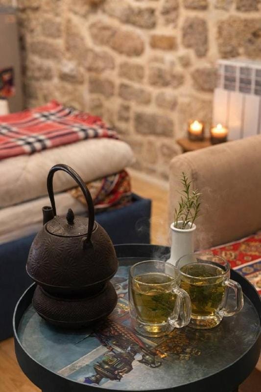 Bed, Coffee/tea facilities, Living room, Food and drinks, Photo of the whole room, Seating area, Bedroom, Drinks