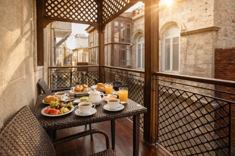 Restaurant/places to eat, Food and drinks, Banquet/Function facilities, Breakfast, Continental breakfast, Lunch, Dinner, Drinks