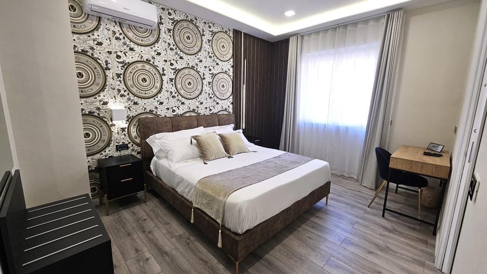 Bed, Photo of the whole room, Seating area, Bedroom