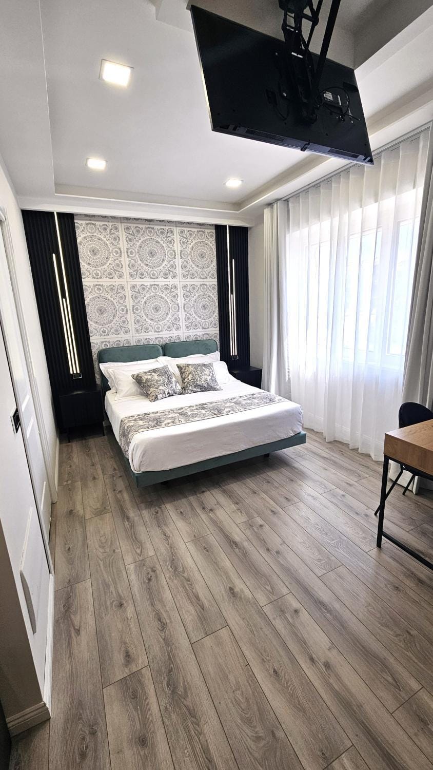 Bed, TV and multimedia, Photo of the whole room, Bedroom
