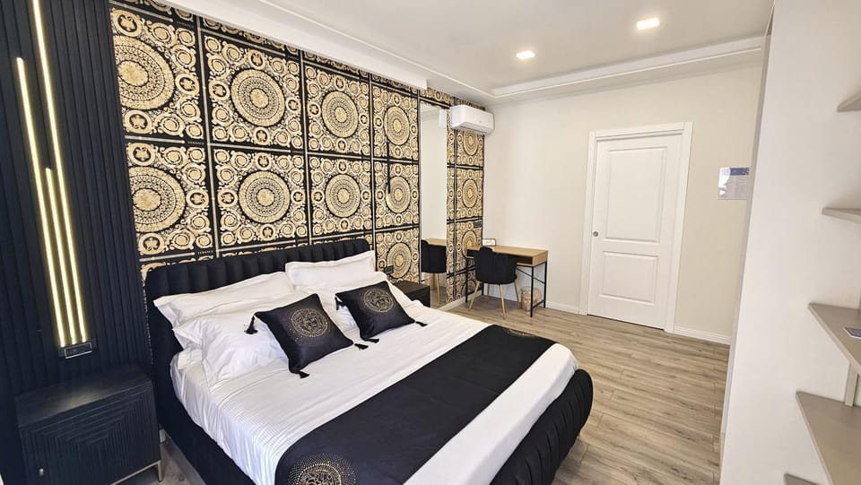 Bed, Photo of the whole room, Seating area, Bedroom