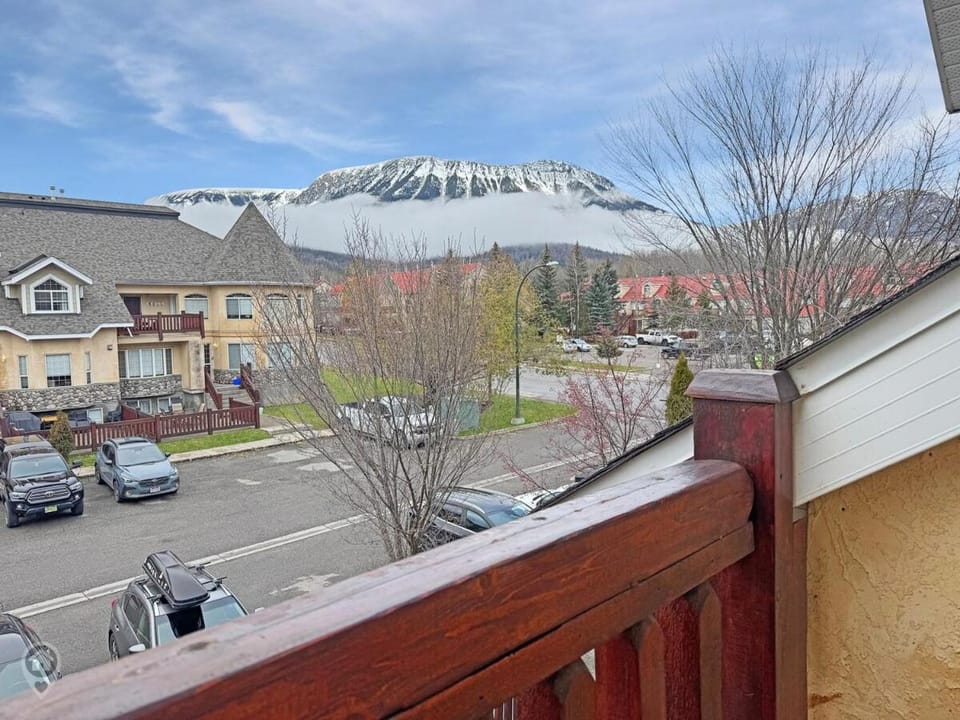 Riverside Way Pet-Friendly by StayIn Apartment in Fernie