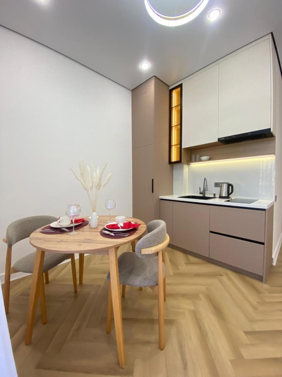 Coffee/tea facilities, Kitchen or kitchenette, Dining area, stove, kitchen