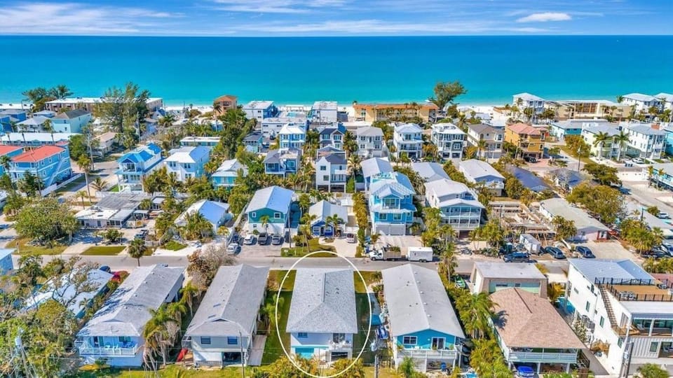 Bradenton Beach Getaway | Steps to Sand & Dining House in Bradenton Beach