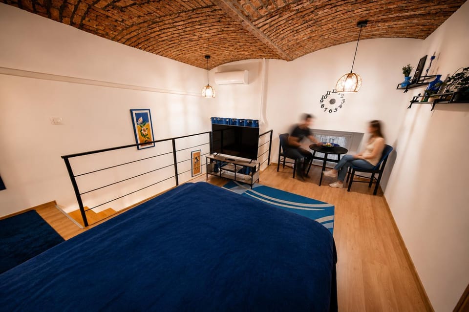 Bed, TV and multimedia, Dining area, Bedroom