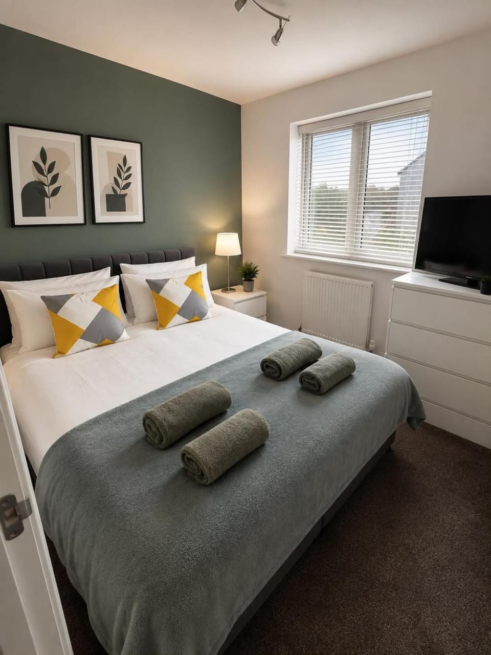 Lakeside Dartford for contractor Free Parking x 2 House in Dartford