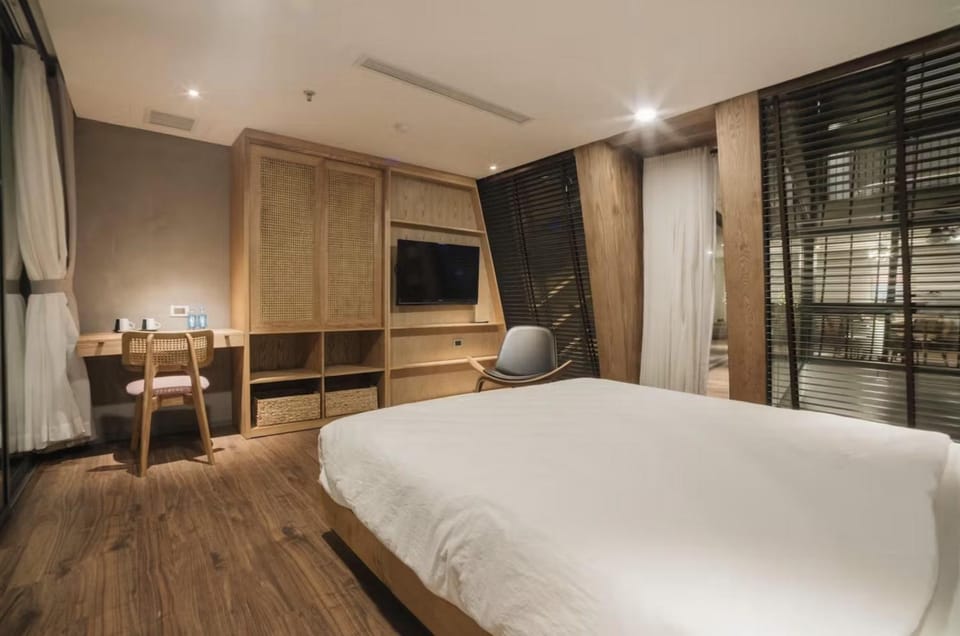 Communal lounge/ TV room, Bed, TV and multimedia, Photo of the whole room, Evening entertainment, Bedroom, hair dresser, wardrobe, air conditioner