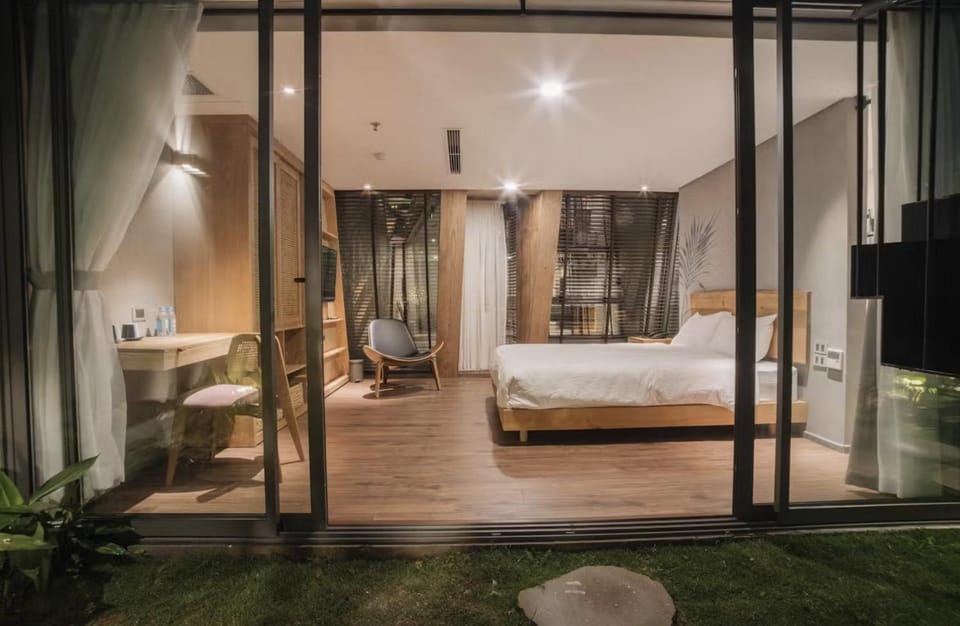 Bed, Night, Photo of the whole room, Bedroom, towels