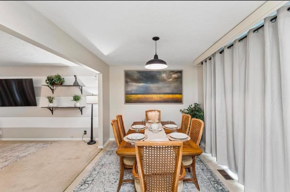 TV and multimedia, Living room, Seating area, Dining area