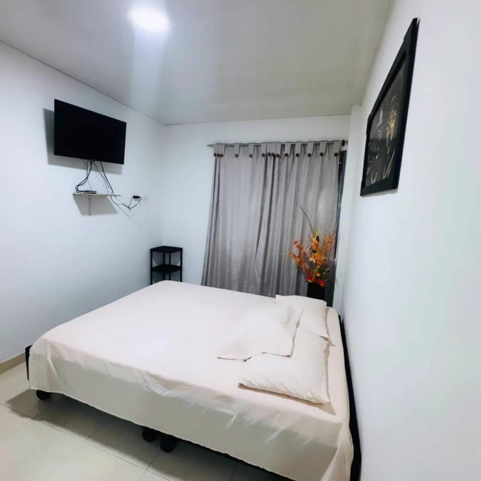 Bed, TV and multimedia, Photo of the whole room, Bedroom