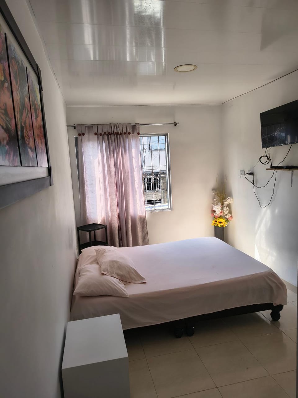 Bed, TV and multimedia, Photo of the whole room, Bedroom