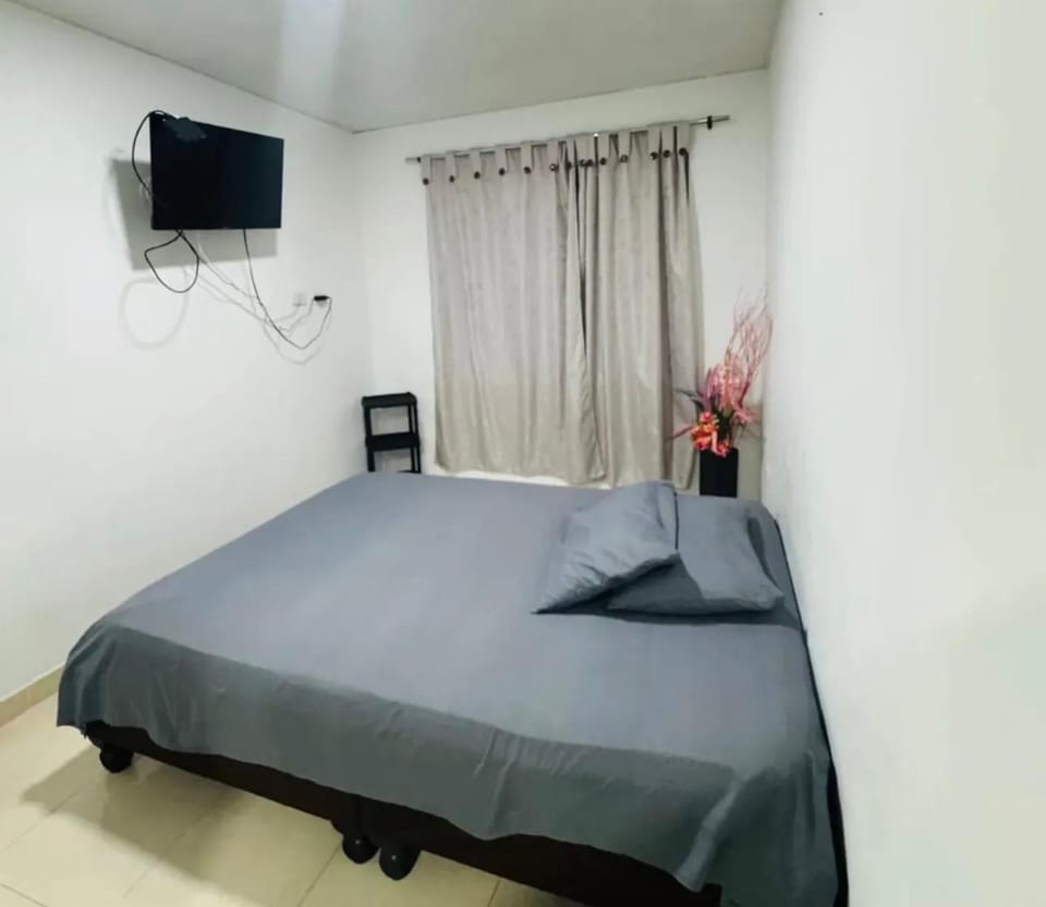 Bed, TV and multimedia, Photo of the whole room, Bedroom